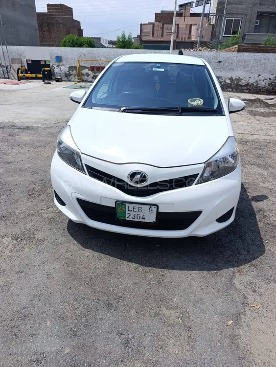 Toyota Vitz 2012 for Sale in Pir mahal Image-1