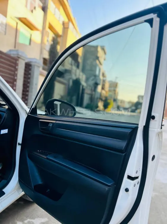 Toyota Corolla Axio 2018 for Sale in Peshawar Image-1