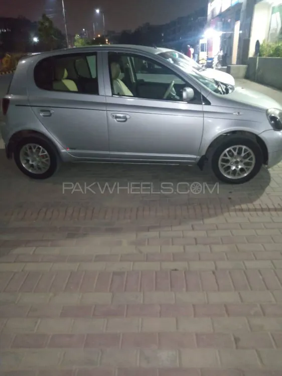Toyota Vitz 2001 for Sale in Sambrial Image-1