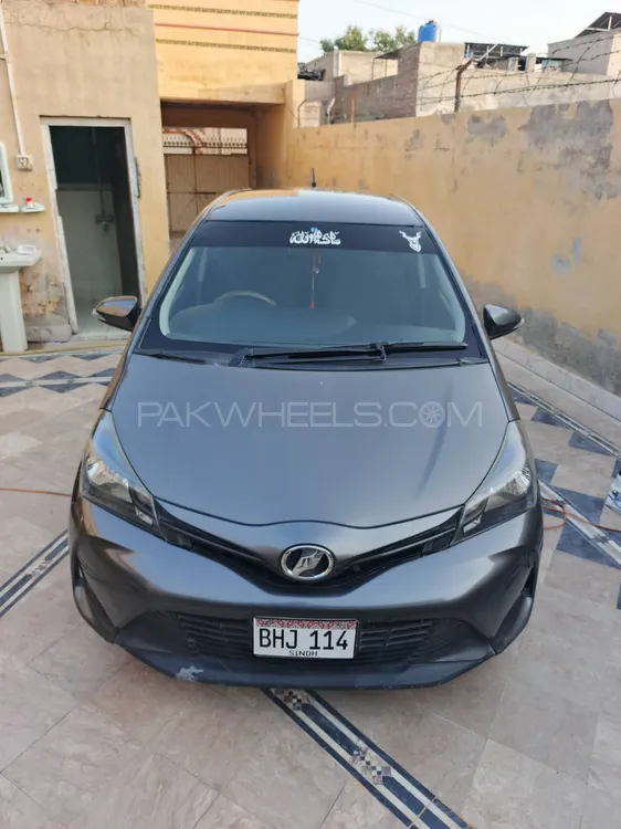 Toyota Vitz 2017 for Sale in Chowk azam Image-1