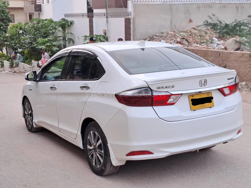 Honda Grace Hybrid 2015 for Sale in Karachi Image-1