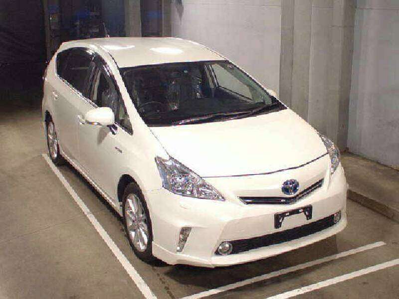 Toyota Prius Alpha 2013 for Sale in Karachi Image-1