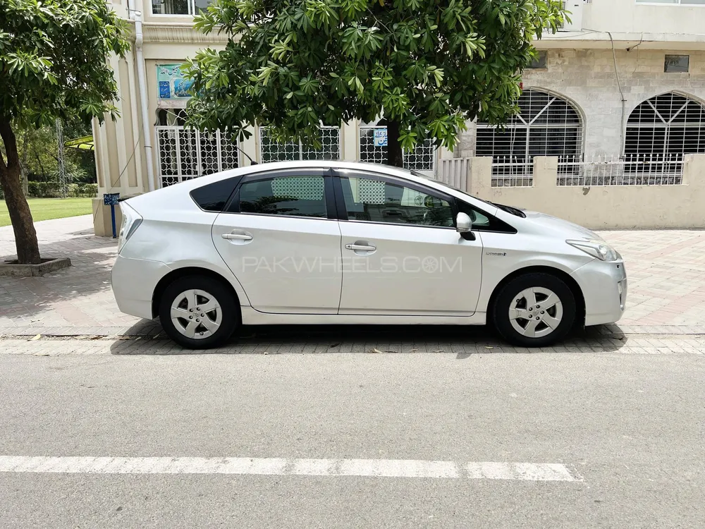 Toyota Prius 2011 for Sale in Lahore Image-1
