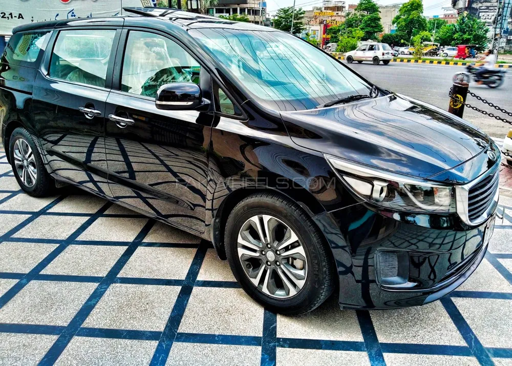 KIA Carnival 2018 for Sale in Lahore Image-1