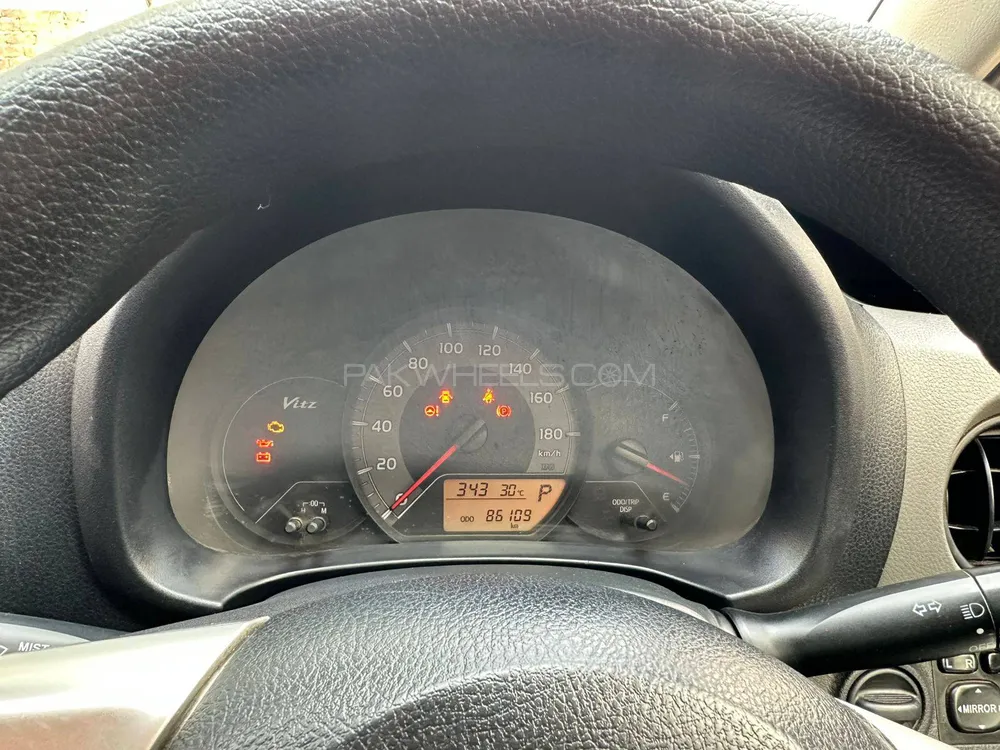 Toyota Vitz 2015 for Sale in Lahore Image-1