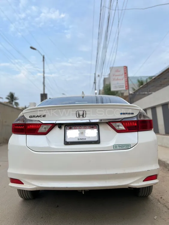 Honda Grace Hybrid 2015 for Sale in Karachi Image-1