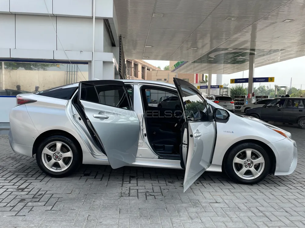 Toyota Prius 2016 for Sale in Peshawar Image-1
