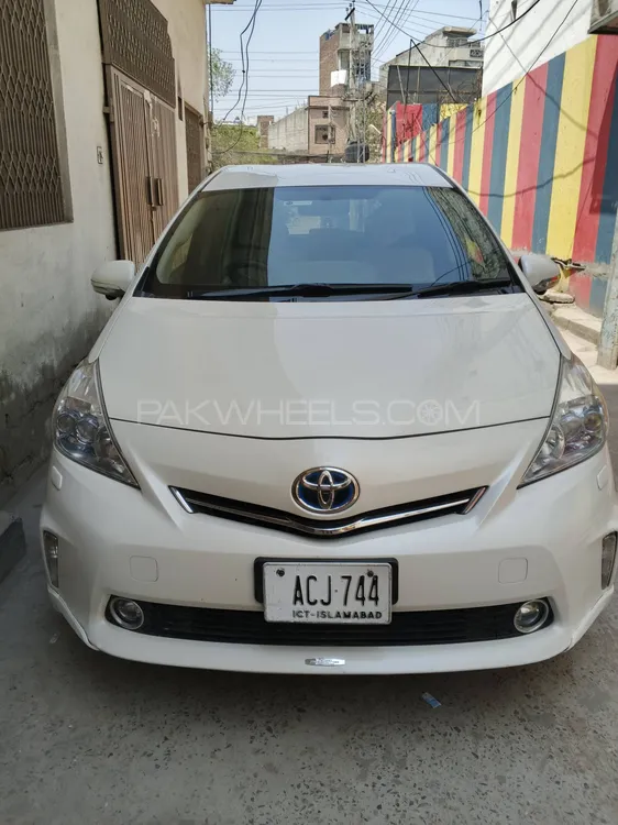 Toyota Prius Alpha 2013 for Sale in Lahore Image-1