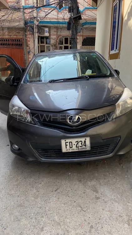 Toyota Vitz 2013 for Sale in Lahore Image-1
