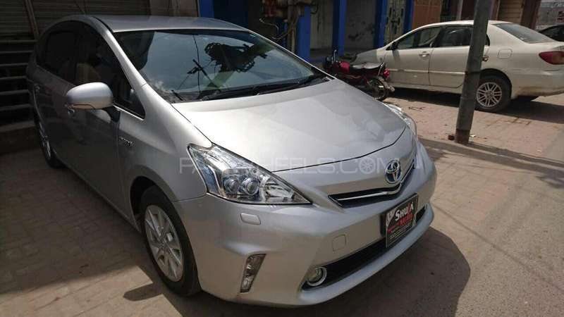 Toyota Prius Alpha 2012 for Sale in Gujranwala Image-1