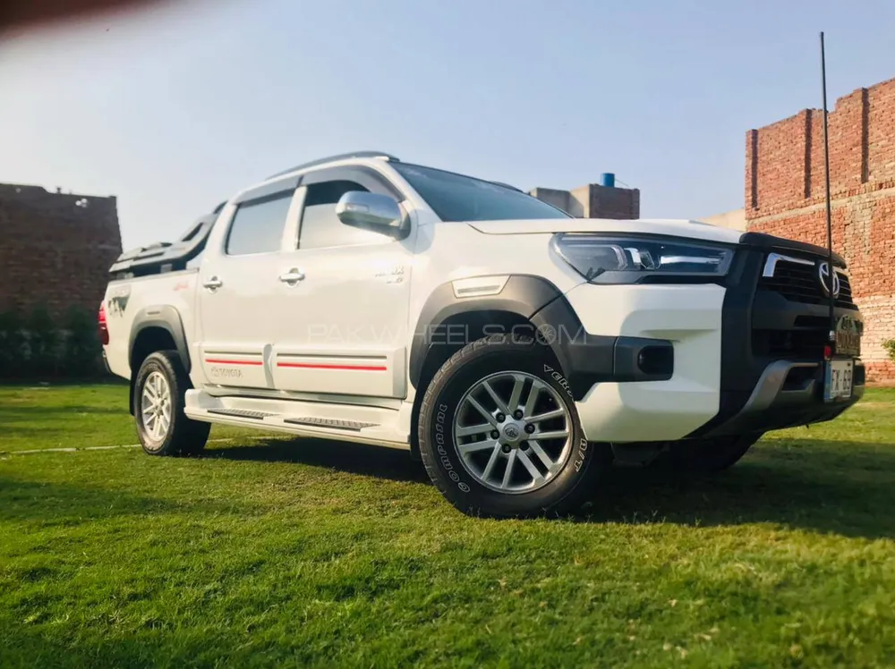 Toyota Hilux 2015 for Sale in Faisalabad Image-1