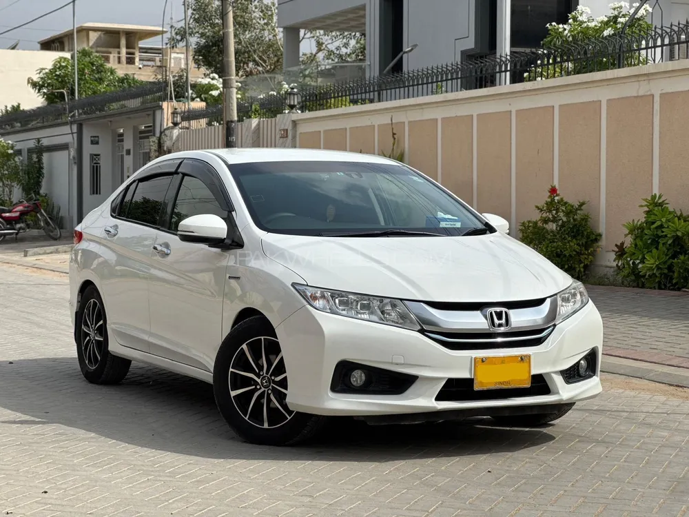 Honda Grace Hybrid 2015 for Sale in Karachi Image-1