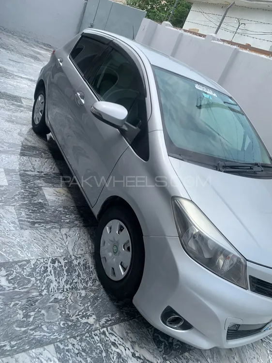 Toyota Vitz 2011 for Sale in Mardan Image-1