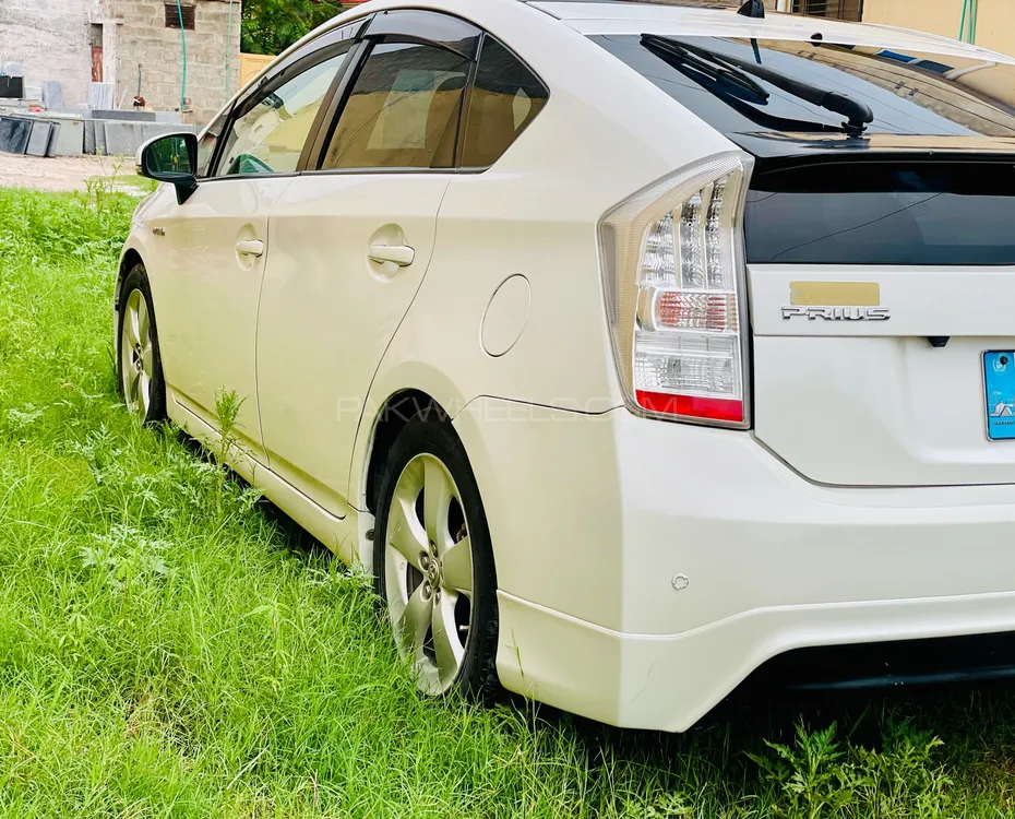 Toyota Prius 2010 for Sale in Islamabad Image-1