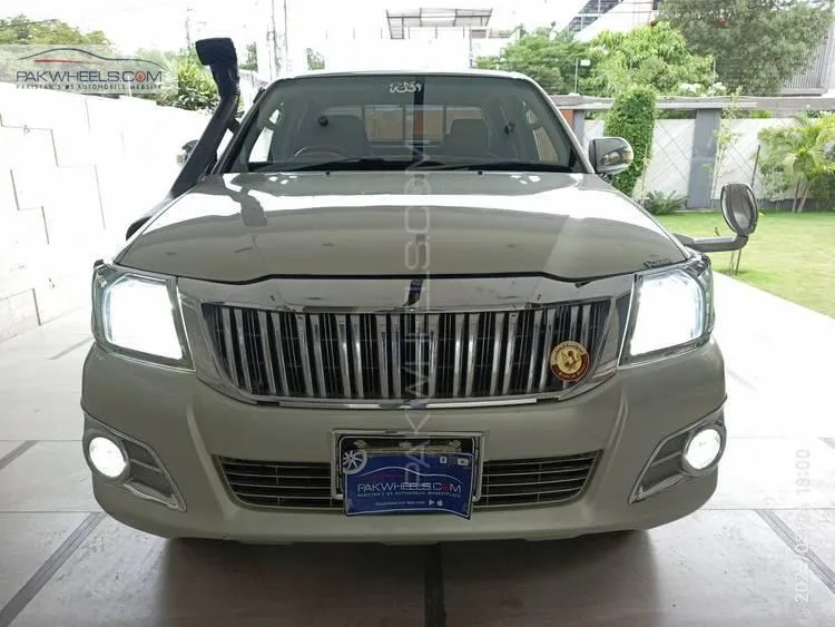 Toyota Hilux 2006 for Sale in Karachi Image-1