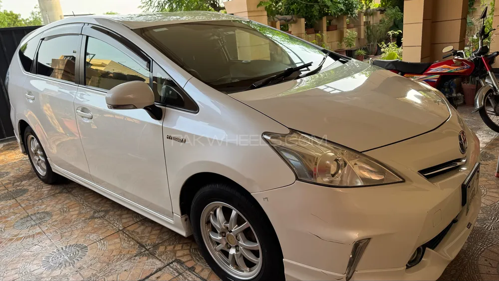 Toyota Prius Alpha 2012 for Sale in Lahore Image-1