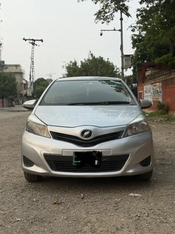 Toyota Vitz 2013 for Sale in Lahore Image-1