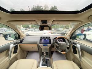 Make: Prado TXL 2.7
Model: 2020
Mileage: 24,000 Km
Reg: 2024 khi

*Autofoot step
*Leather & power seats 
*Heating & cooling seats 
*Original TV + 4 cameras 
*7 seater 
*Beige room
*Sunroof

Calling and Visiting hours

Monday to Saturday

11:00 AM to 7:00 PM