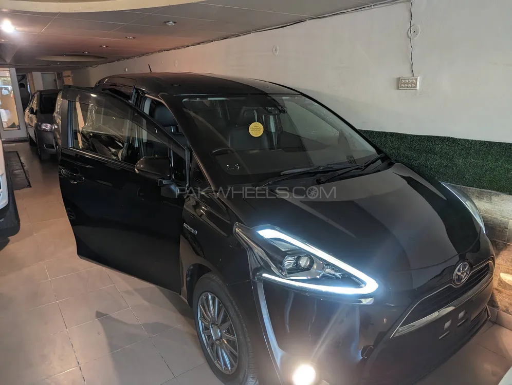 Toyota Sienta 2018 for Sale in Lahore Image-1