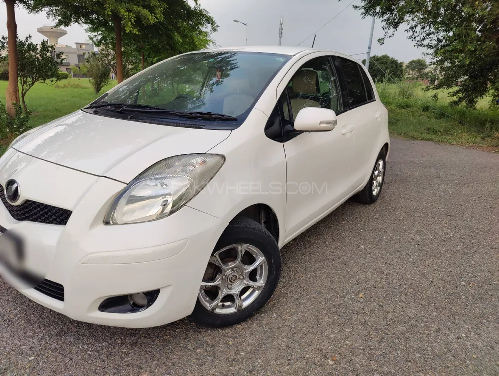 Toyota Vitz 2010 for Sale in Lahore Image-1