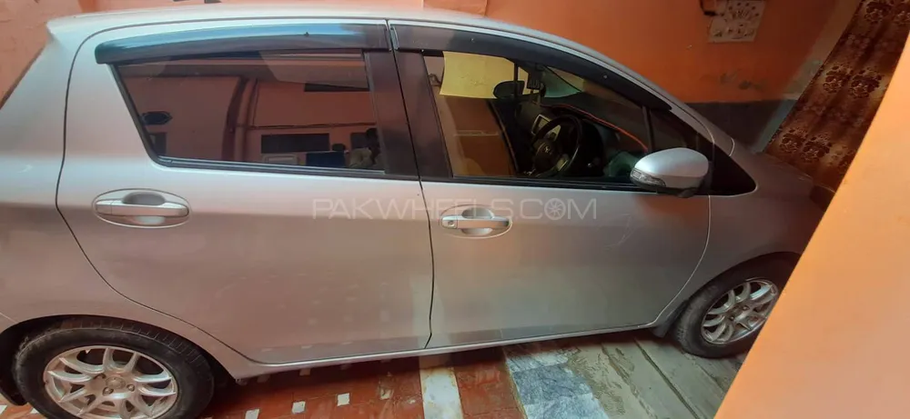 Toyota Vitz 2015 for Sale in Multan Image-1