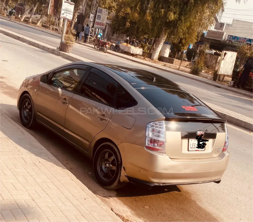 Toyota Prius 2004 for Sale in Islamabad Image-1