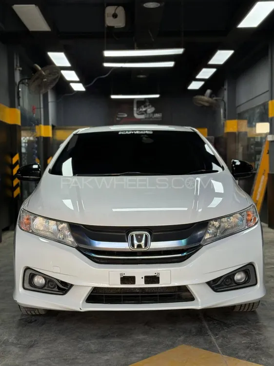 Honda Grace Hybrid 2015 for Sale in Karachi Image-1