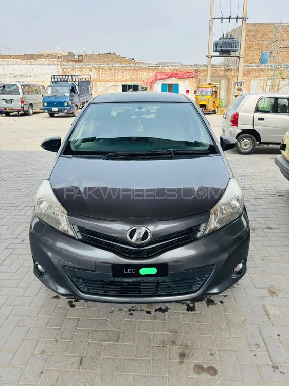 Toyota Vitz 2012 for Sale in Peshawar Image-1
