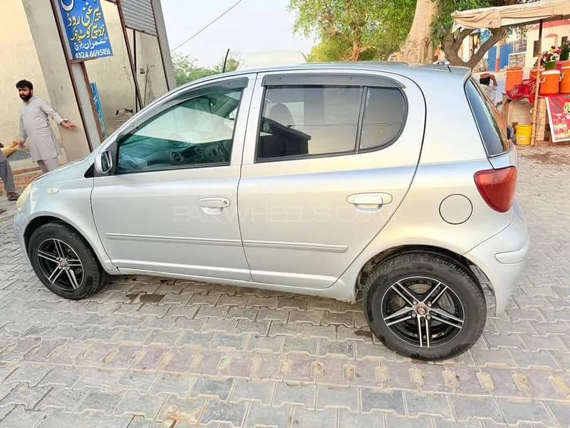 Toyota Vitz 2000 for Sale in Sahiwal Image-1