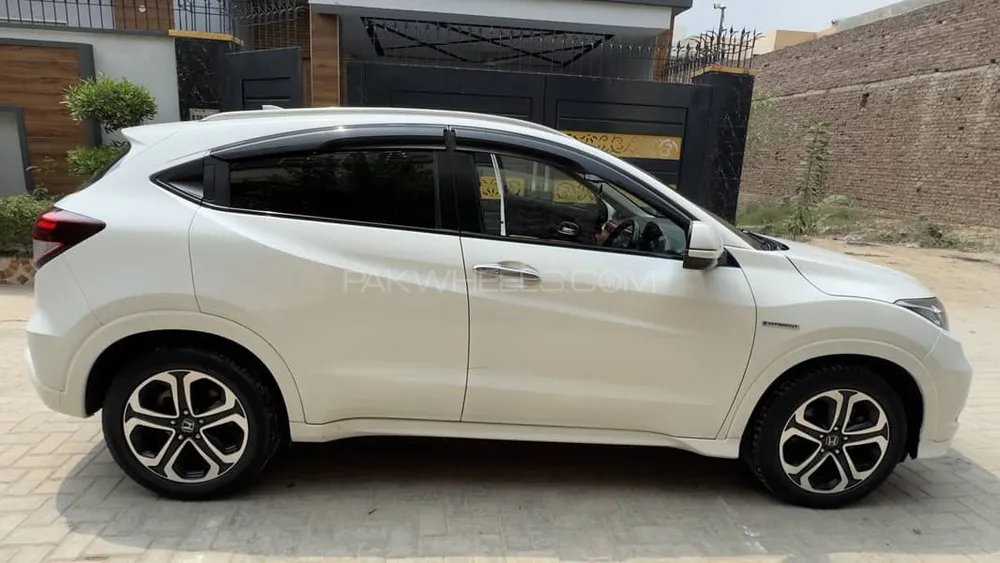 Honda Vezel 2016 for Sale in Sahiwal Image-1