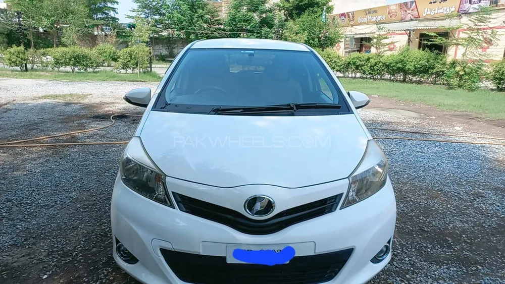 Toyota Vitz 2012 for Sale in Mardan Image-1