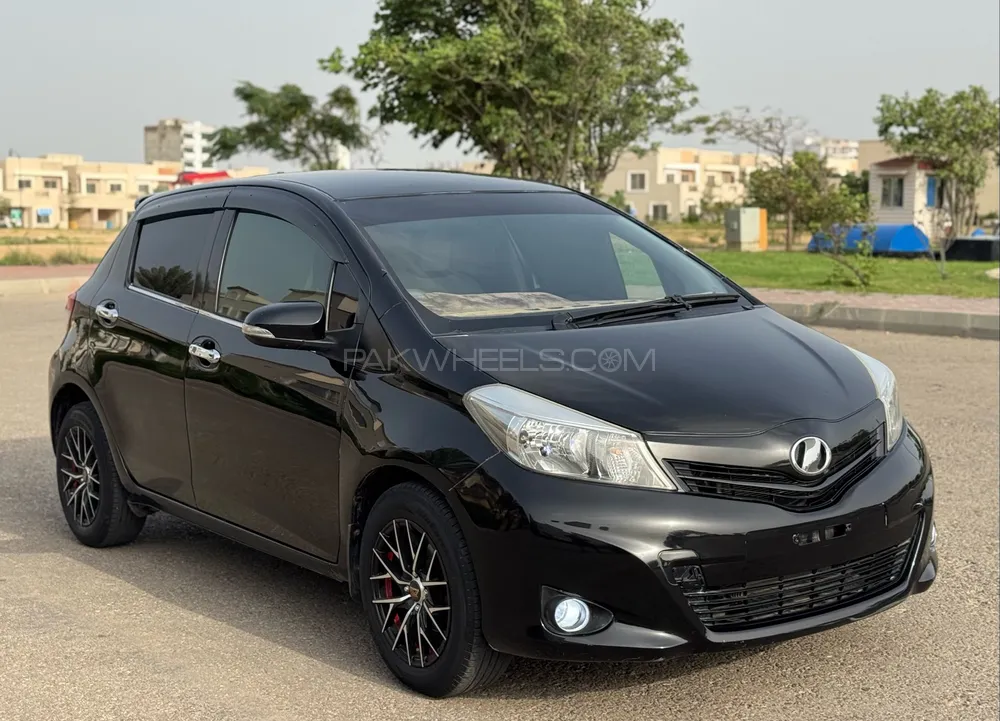 Toyota Vitz 2013 for Sale in Karachi Image-1