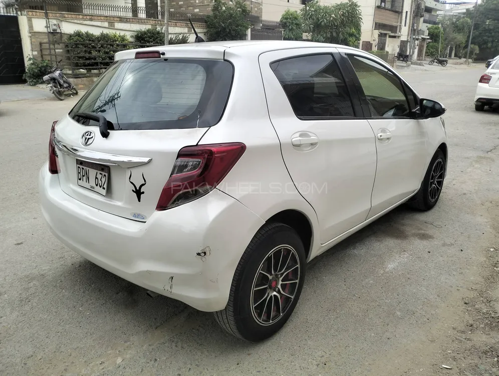Toyota Vitz 2015 for Sale in Karachi Image-1