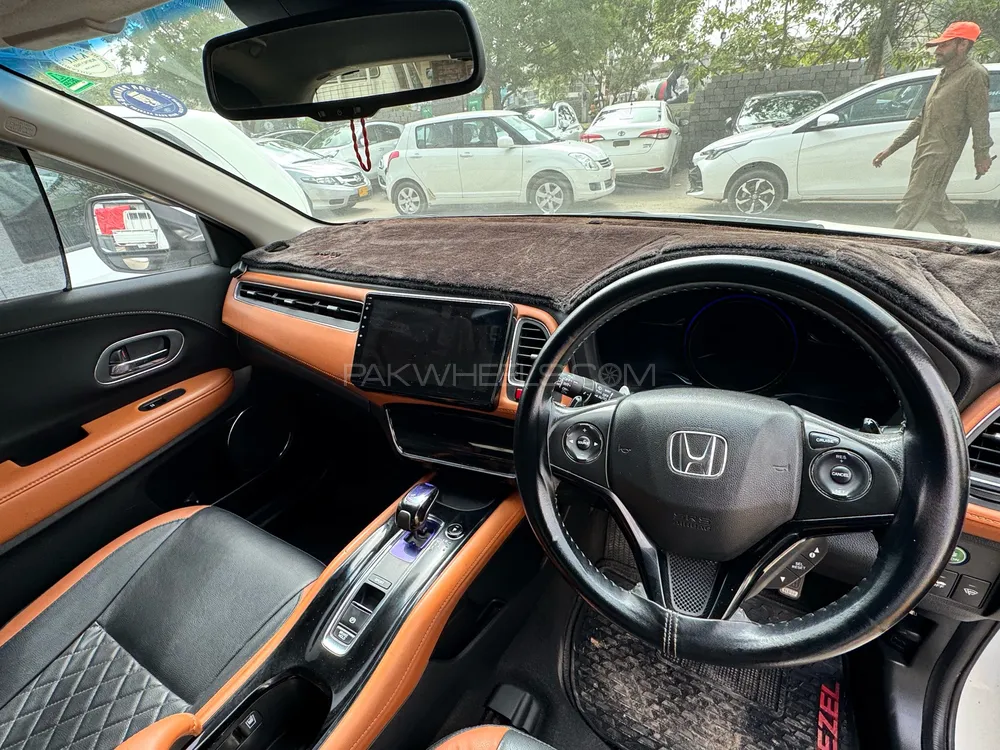 Honda Vezel 2015 for Sale in Karachi Image-1