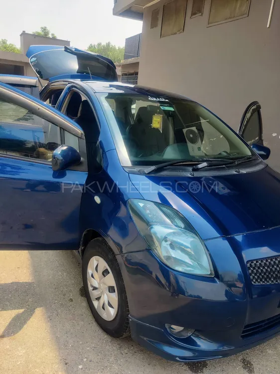 Toyota Vitz 2005 for Sale in Charsadda Image-1