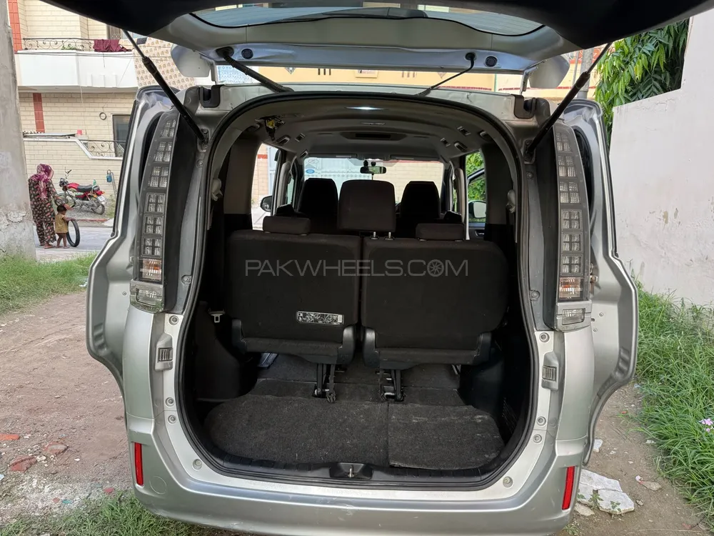 Toyota Voxy 2014 for Sale in Lahore Toyota Voxy 2014 for Sale in Lahore Image-13