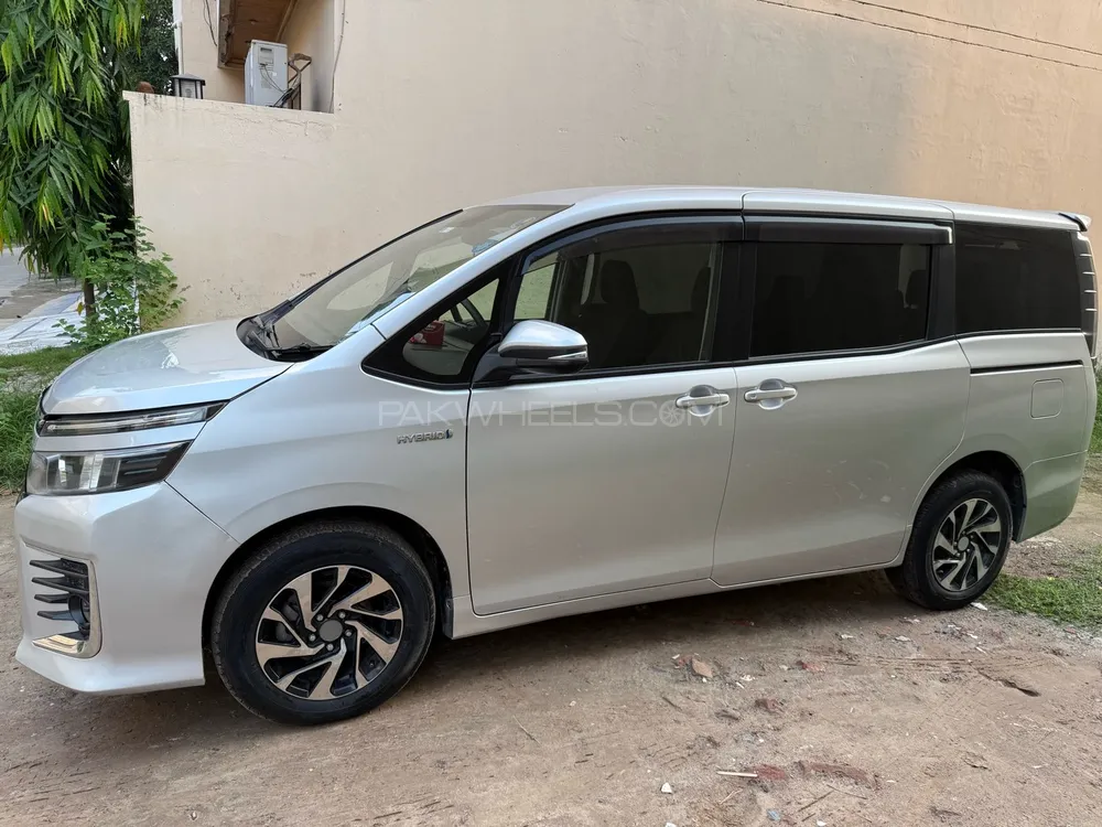 Toyota Voxy 2014 for Sale in Lahore Toyota Voxy 2014 for Sale in Lahore Image-2