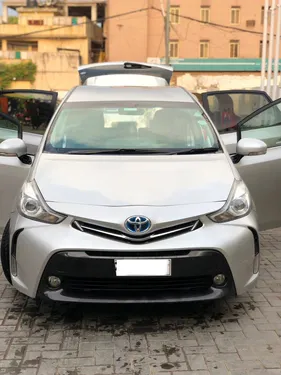 Toyota Prius Alpha G Touring 2011