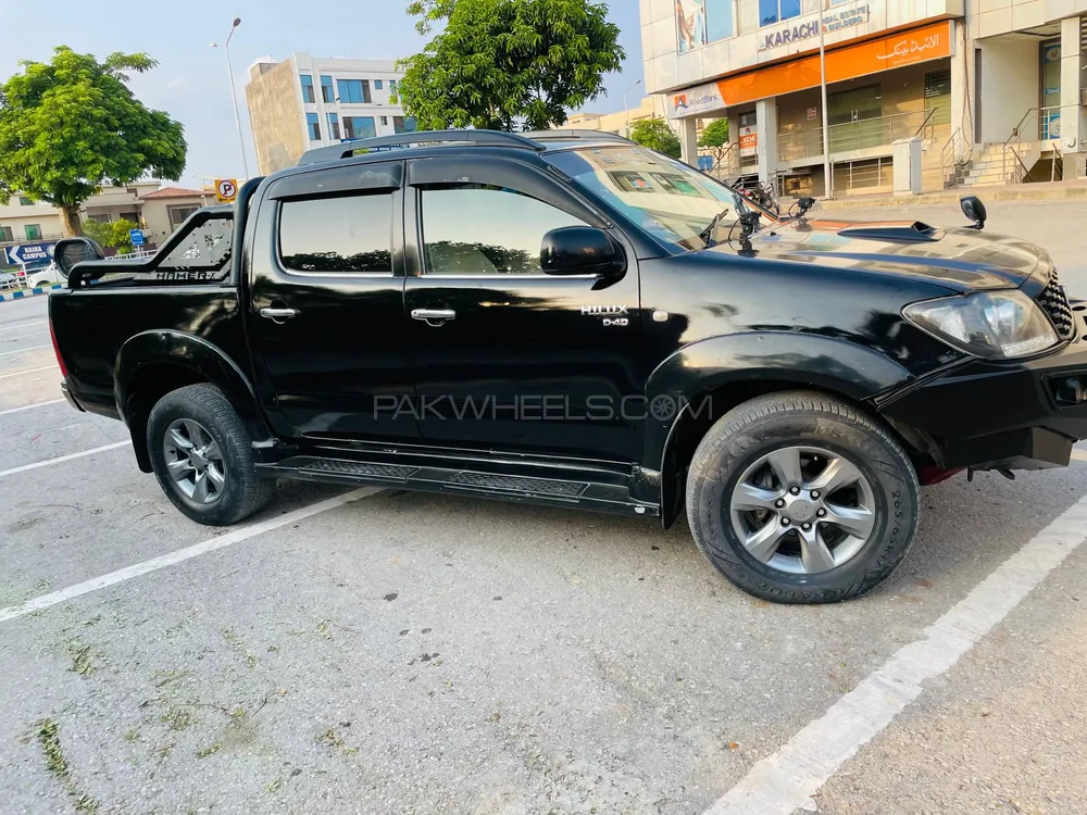 Toyota Hilux 2004 for Sale in Islamabad Image-1