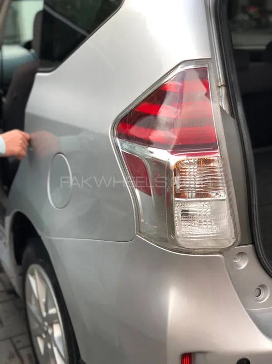 Toyota Prius Alpha 2011 for Sale in Lahore Toyota Prius Alpha 2011 for Sale in Lahore Image-8