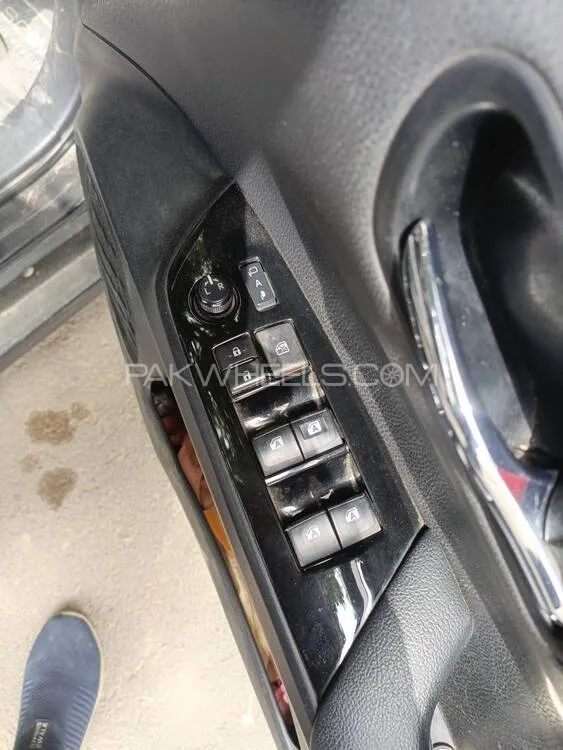 Toyota Prius 2018 for Sale in Karachi Toyota Prius 2018 for Sale in Karachi Image-12
