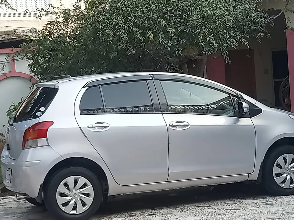 Toyota Vitz 2010 for Sale in Peshawar Image-1