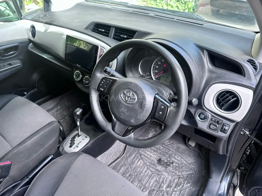 Toyota Vitz 2015 for Sale in Karachi Image-1