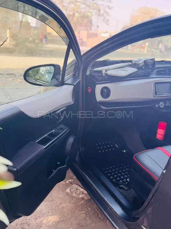 Toyota Vitz 2011 for Sale in Lahore Image-1