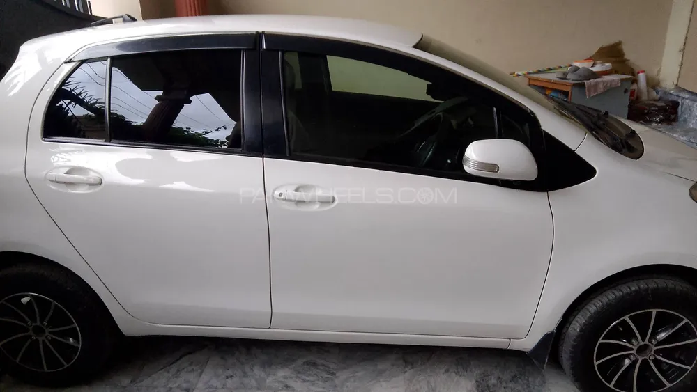 Toyota Vitz 2010 for Sale in Lahore Image-1