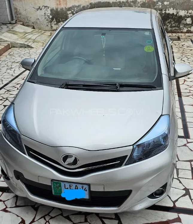 Toyota Vitz 2011 for Sale in Nowshera Image-1
