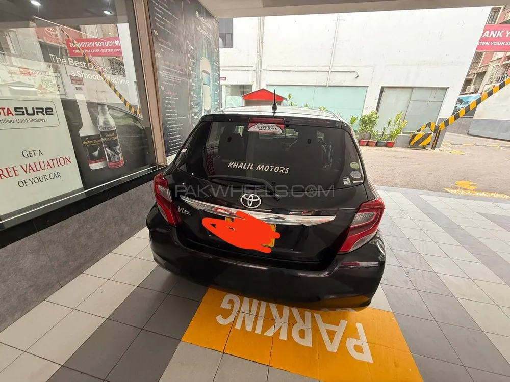 Toyota Vitz 2015 for Sale in Karachi Image-1