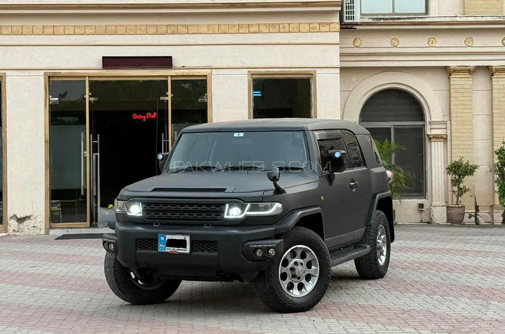 Toyota Fj Cruiser 2010 for Sale in Islamabad Image-1