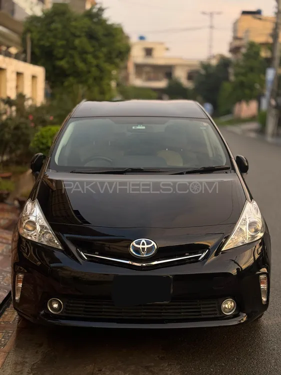 Toyota Prius Alpha 2013 for Sale in Lahore Image-1