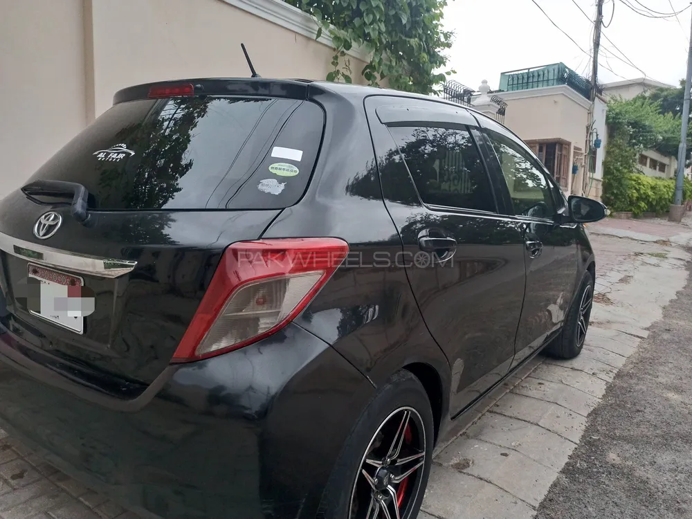 Toyota Vitz 2014 for Sale in Karachi Image-1